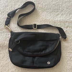Lululemon All Night Festival Bag 5L
Black & Gold Crossbody